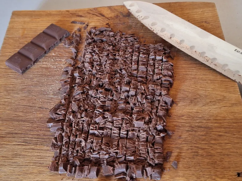invece delle gocce di cioccolato ho tagliato una tavoletta 70% cacao, secondo me ha una resa migliore, ma dipende dai gusti