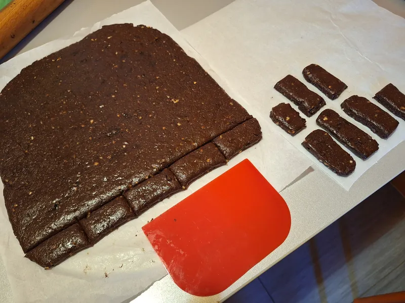 questa parte è solitamente noiosa per gli adulti ed entusiasmante per i bambini, che possono dare le forme che vogliono ai biscotti. Inutile spiegargli che forme (e spessori) diversi hanno cotture diverse.
