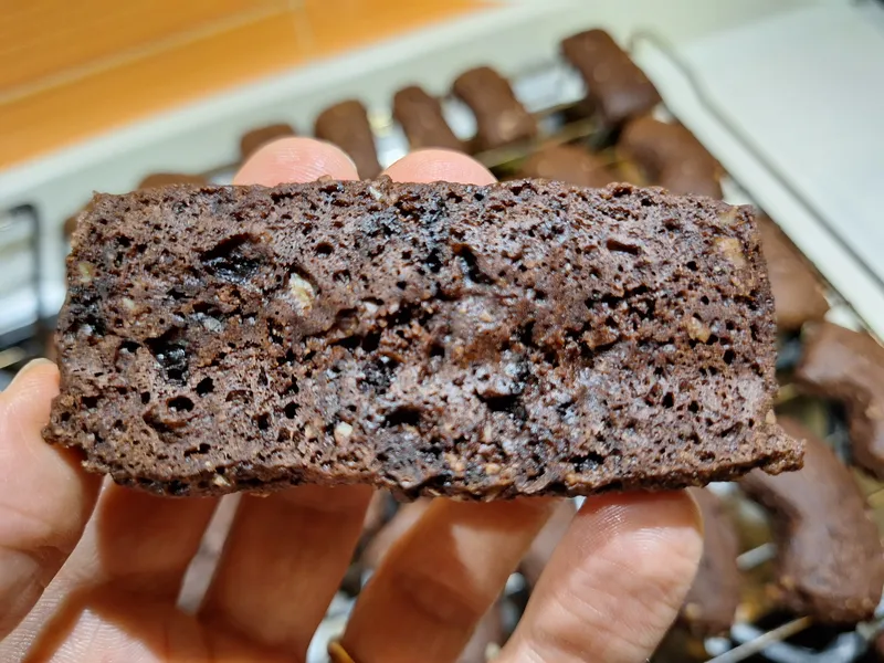 il contatto con carta forno lo lascia più poroso, rispetto alla superficie