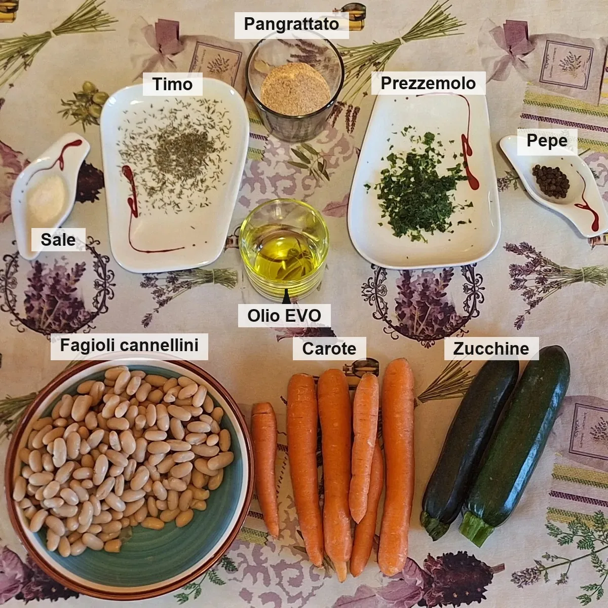 Les ingrédients : sel, thym, chapelure complète, huile d'olive, persil, poivre ; en dessous, haricots cannellini avec quelques borlotti, carottes et courgettes. Pour cette fournée j'ai utilisé des haricots à la place des pommes de terre (variante légumineuses).