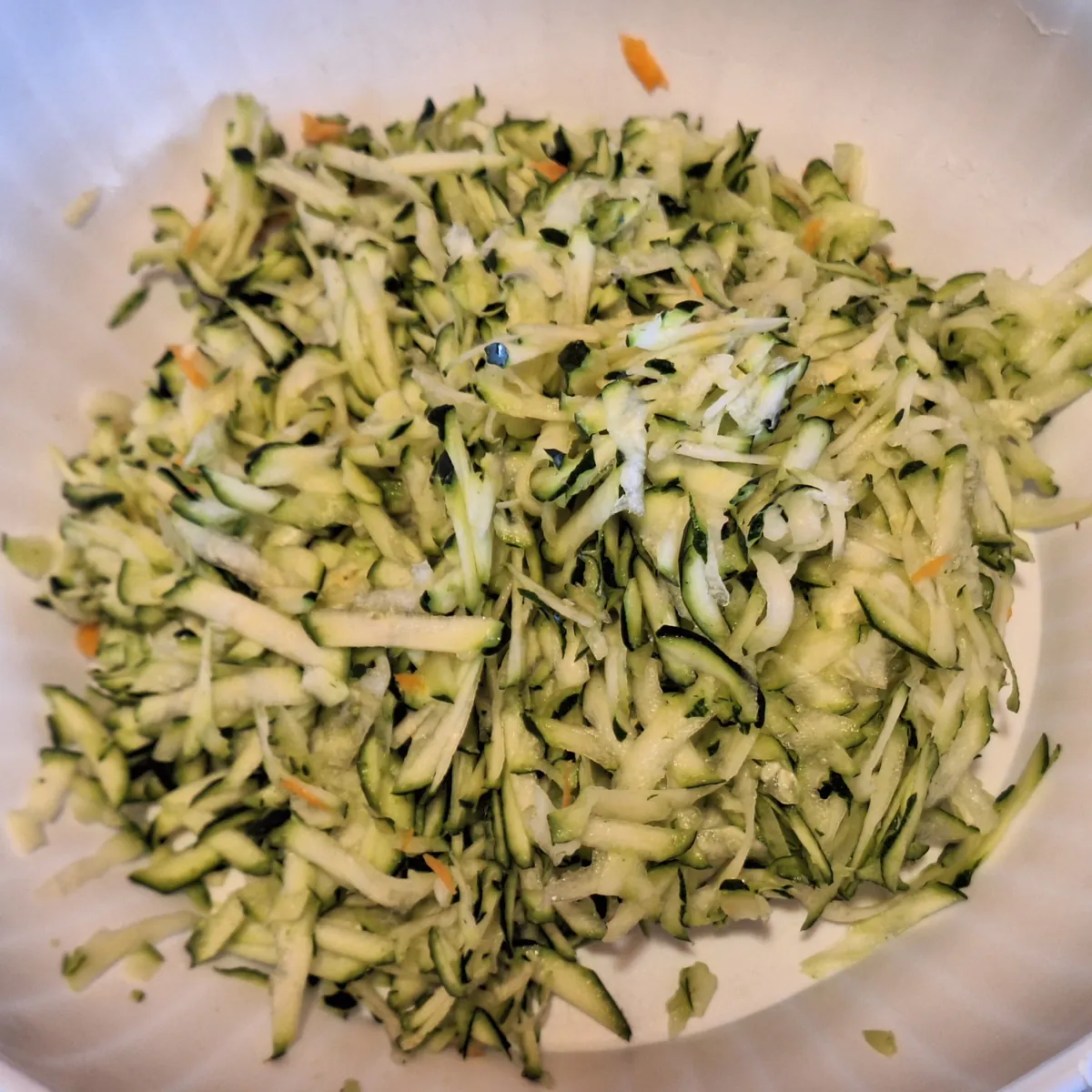 Les courgettes râpées.
