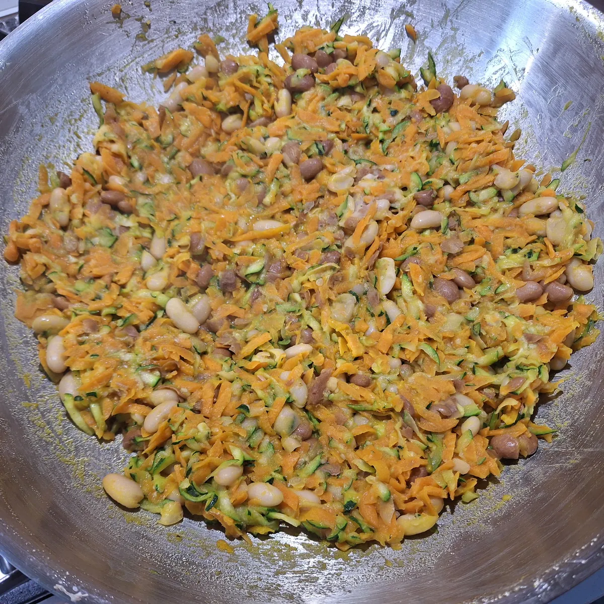 La cuisson à la poêle en cours : carottes, courgettes, haricots, sel et poivre qui sèchent ensemble.
