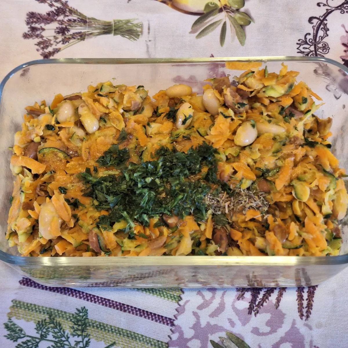 La cuisson terminée, je transfère le tout dans un récipient et j'ajoute thym et persil ; puis je mixe et enfin j'incorpore la chapelure.