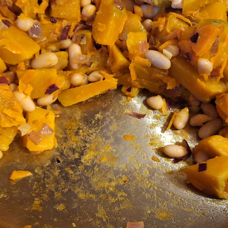 Il composto inizia ad attaccarsi al fondo della padella: è quasi pronto.