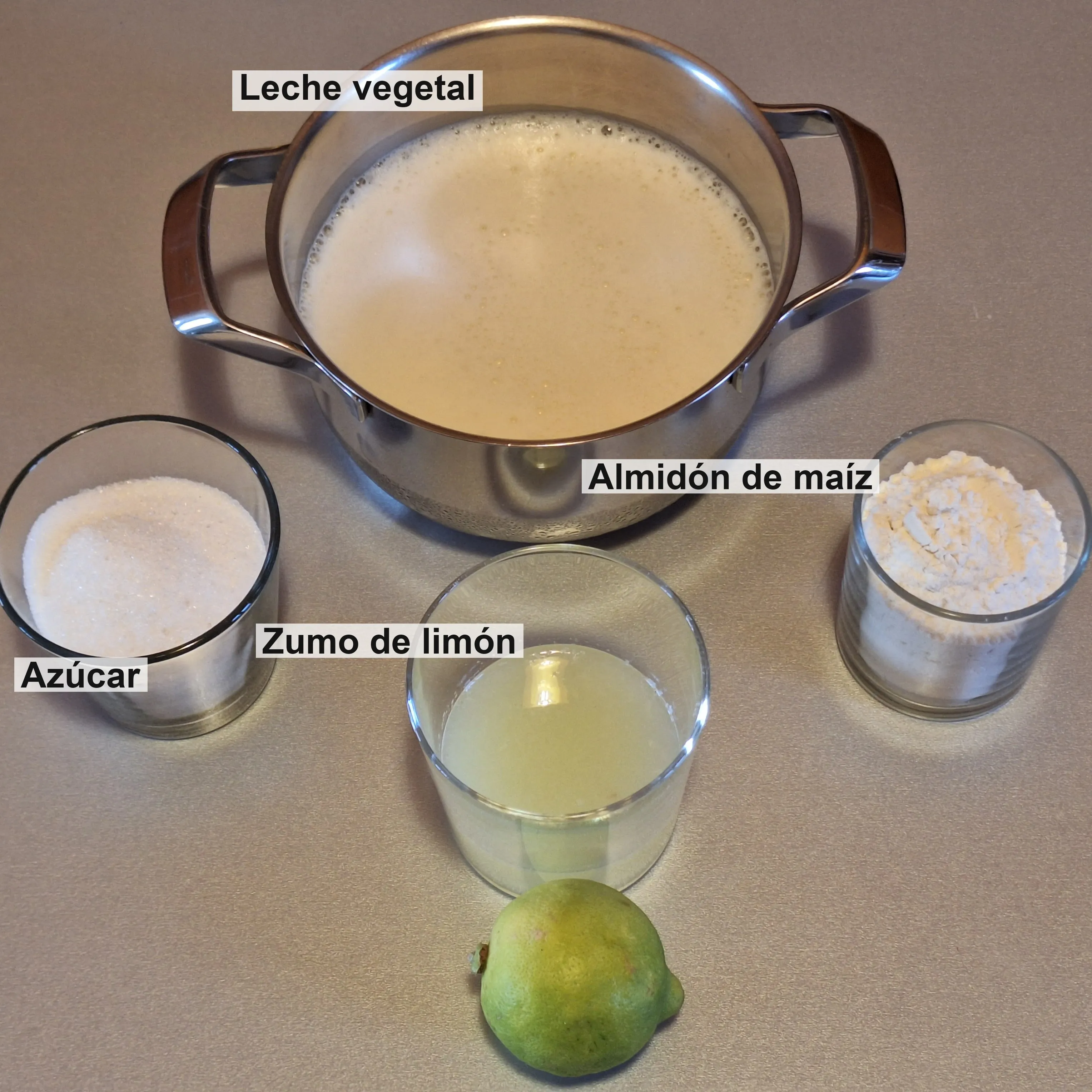 Los ingredientes de la crema de limón: leche vegetal, azúcar, almidón de maíz y zumo de limón.