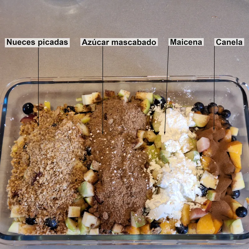 Fruta picada con (de izquierda a derecha) nueces picadas, azúcar integral, almidón de maíz, canela.