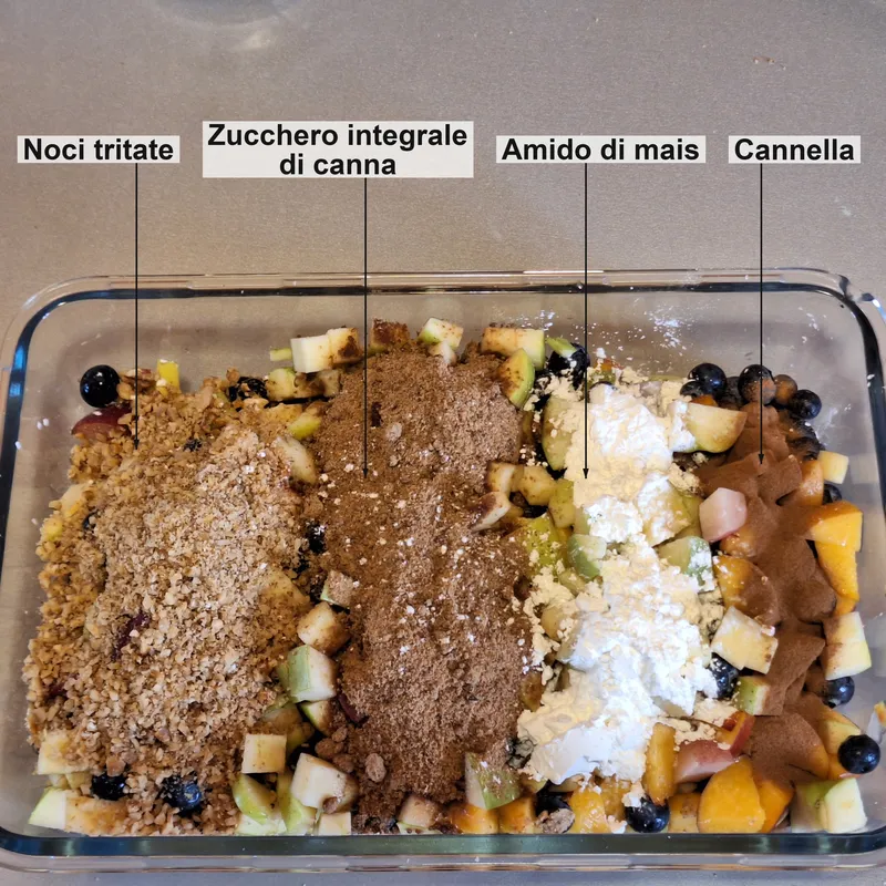 Frutta a pezzi, con (da sinistra) noci tritate, zucchero integrale, amido di mais, cannella.