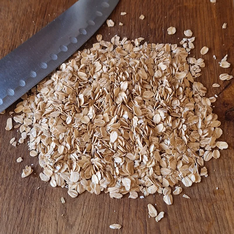 Siccome avevo i fiocchi d'avena integrali e interi, li ho grossolanamente ridotti al coltello