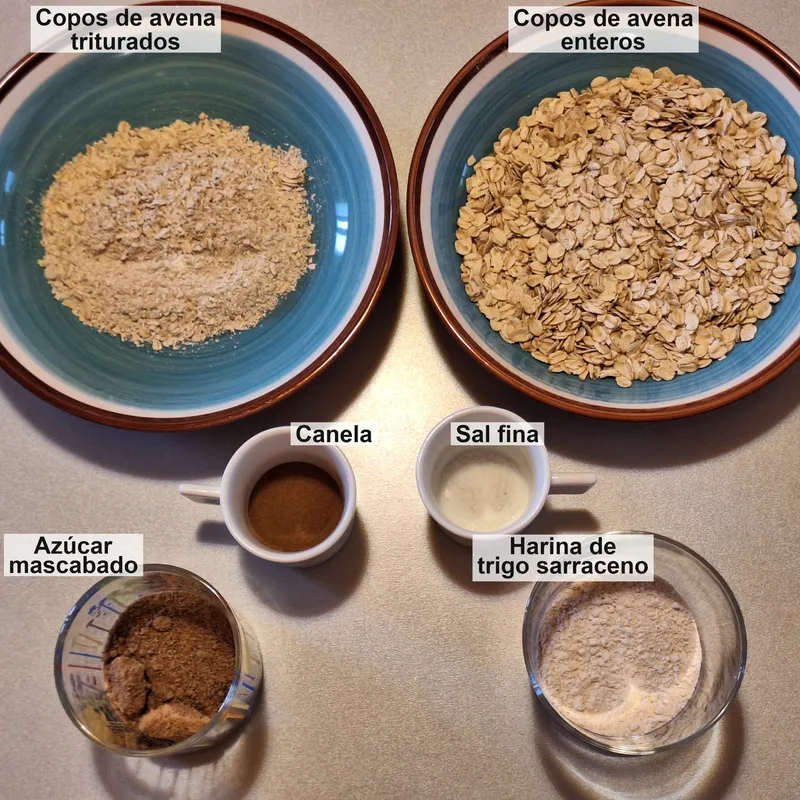 copos de avena (triturados groseramente e intactos), canela, sal, azúcar integral (que es azúcar con melaza) y harina