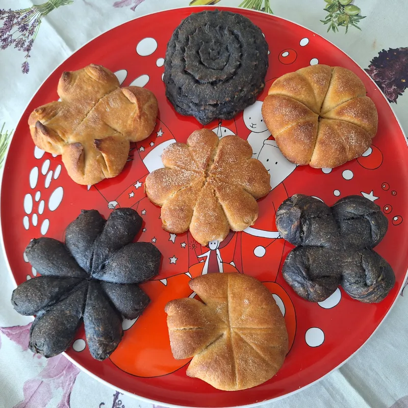 oggi ho fatto solamente la versione col nero di seppia e una con (poca) curcuma