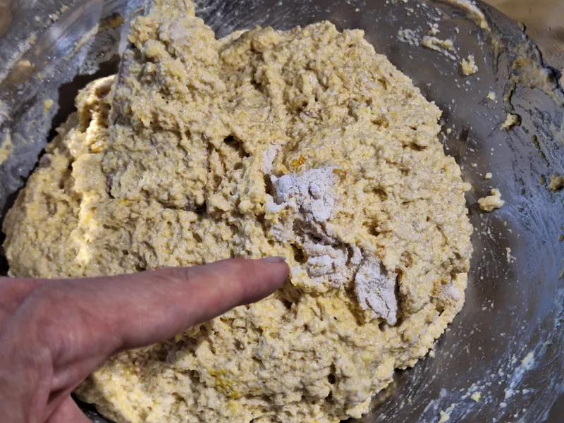 Sto iniziando ad impastare. Personalmente uso la tecnica "senza impasto", quindi mi fermo non appena la farina è tutta assorbita. Attenzione al fondo della ciotola (o planetaria o tavolo) su cui a volte ci sono residui di farina, come si vede in foto.