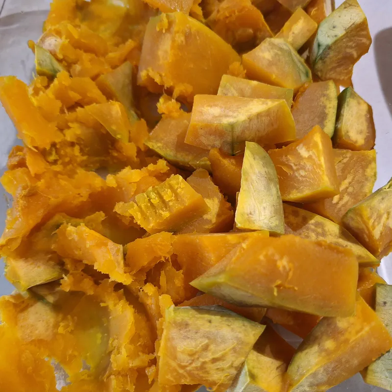 zucca cotta al microonde, pronta per essere schiacciata
