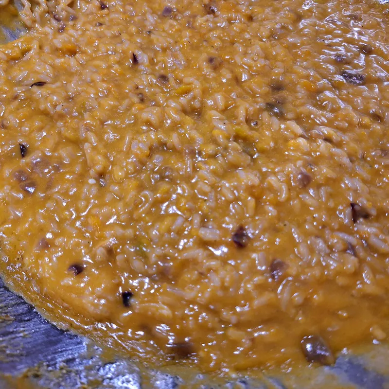 il risotto dopo la mantecatura con olio EVO e parmigiano, cremoso e lucido