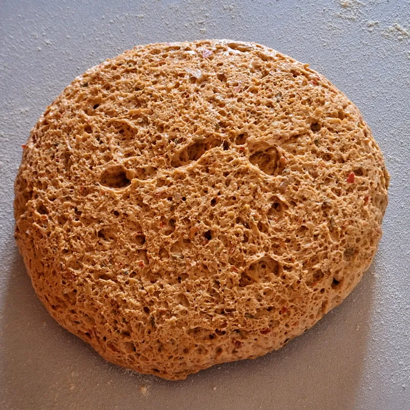 Finita la lievitazione, ora si mette in teglia. In questo caso però ho diviso l'impasto in pezzi diversi, così da poter sperimentare la resa con spessori diversi.