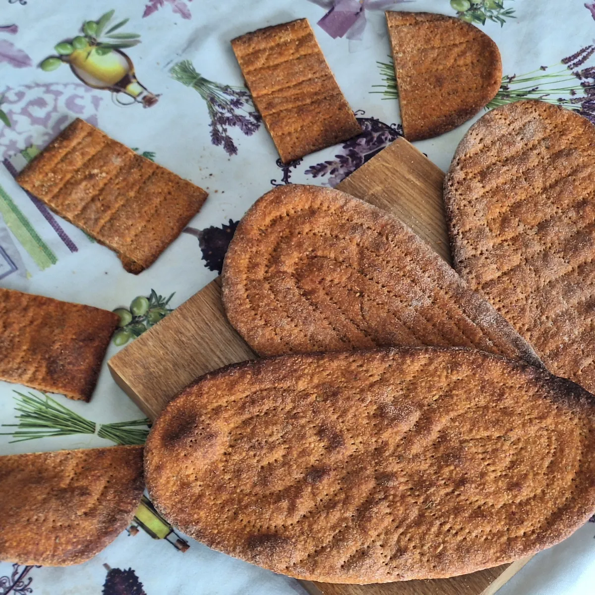 I buchi fatti con la forchetta hanno una resa principalmente estetica, ma aiutano ad avere una schiacciata più croccante, mantenendo comunque un minimo di morbidetta all'interno.