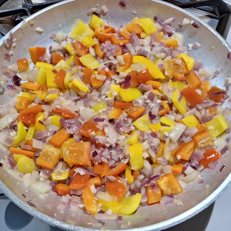 Una delle prime spadellate che ho fatto. Non avevo abbastanza peperone rosso e quindi ne ho usato uno giallo. Ad ogni modo le verdure ora le taglio più fini di così, appena riesco metto una foto delle ultime spadellate
