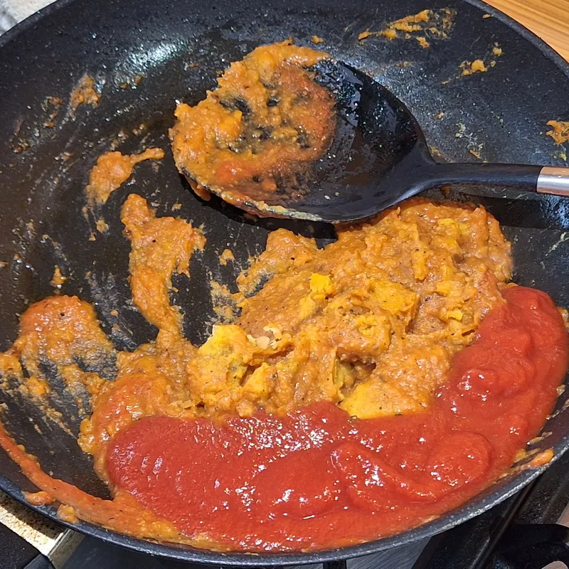 Composto di zucca e passata di pomodoro appena messi in padella con un filo d'olio.