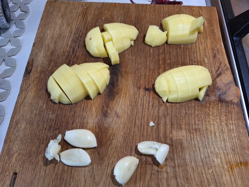 mentre i fagioli pre-cuociono, mi porto avanti coi tagli: patate opzionali, ma essendo ricche di amido, se messe nella prima metà della cottura, danno un'ottimo sapore e cremosità.