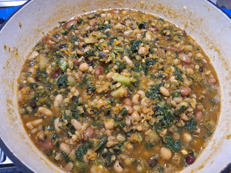 ed eccola qui, ristretta ma non troppo. Ora di domani quel poco brodo residuo sarà assorbito, danno alla zuppa una bella consistenza densa.