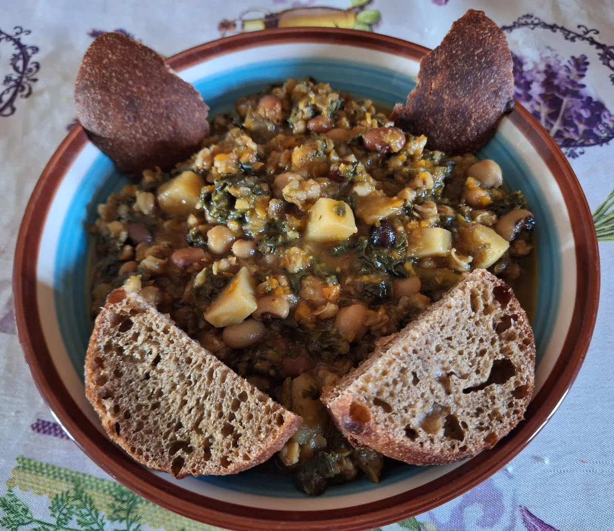 Zuppa di legumi, cereali e verdure