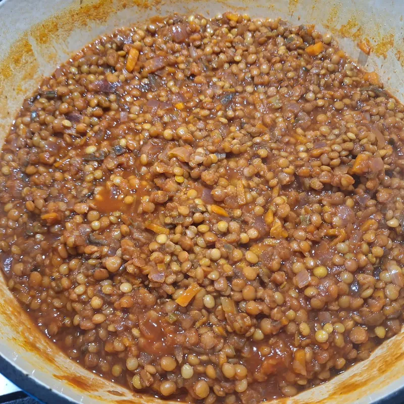 La zuppa di lenticchie a cottura ultimata, ancora nella pentola.