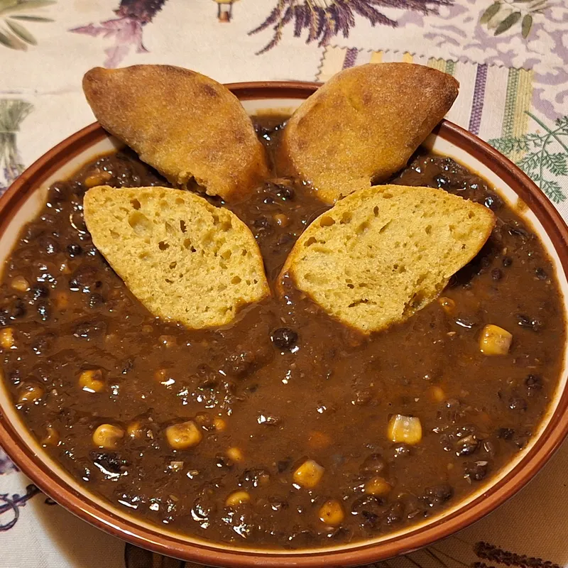 E qui invece la zuppa in versione più italiana con le focaccine nuvola multicolore, qui in versione gialla alla curcuma.