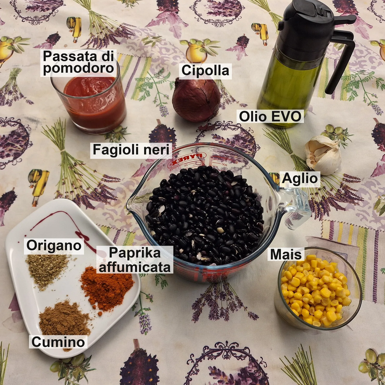 Gli ingredienti etichettati: passata di pomodoro, cipolla, olio EVO, aglio, fagioli neri, mais, origano, paprika affumicata e cumino.